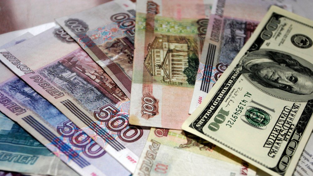 orosz rubel és amerikai dollár bankjegyek
